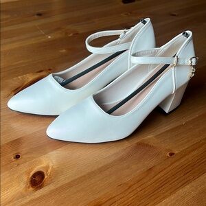 White Wedding heels 👠